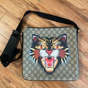 Gucci angrycat print Gg Supreme flat messenger bag